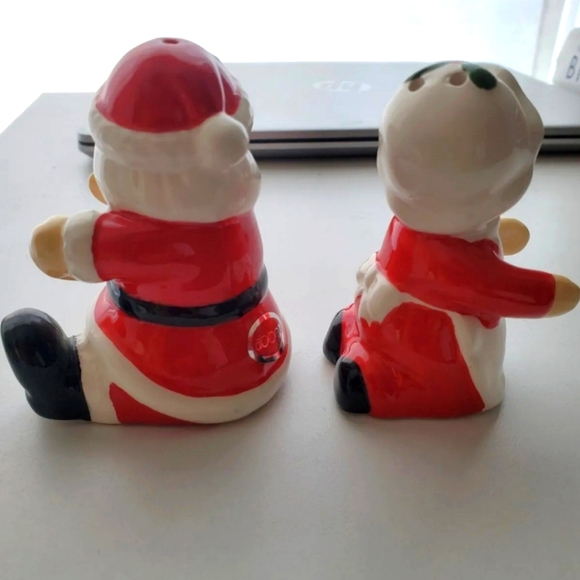 Santa salt and pepper shakers. Vintage Christmas decor. Santa and Mrs Claus - Picture 3 of 6